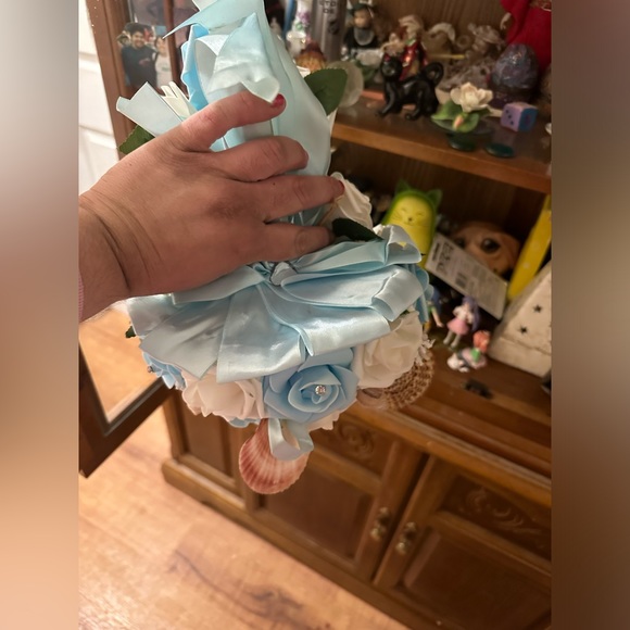 Blue and white fake rose bouquet - Picture 4 of 5